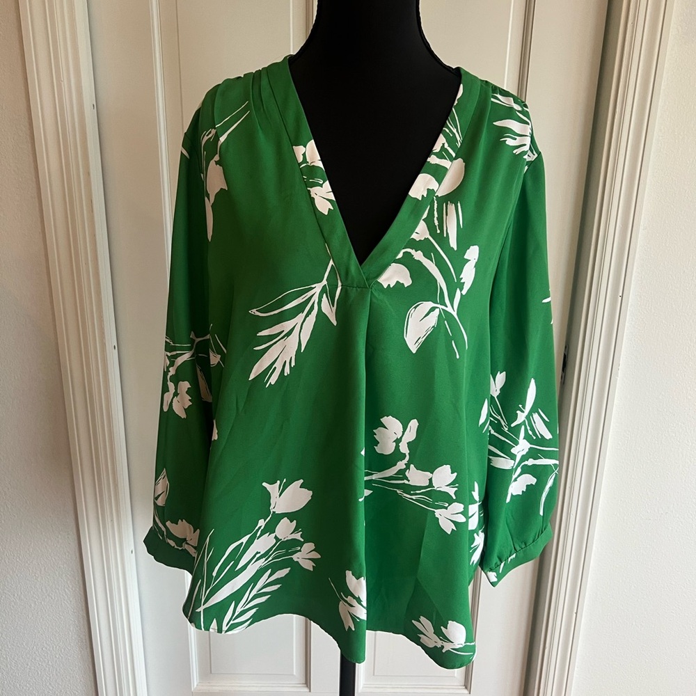 Vince Camuto Green Floral V-Neck Blouse – Size Large